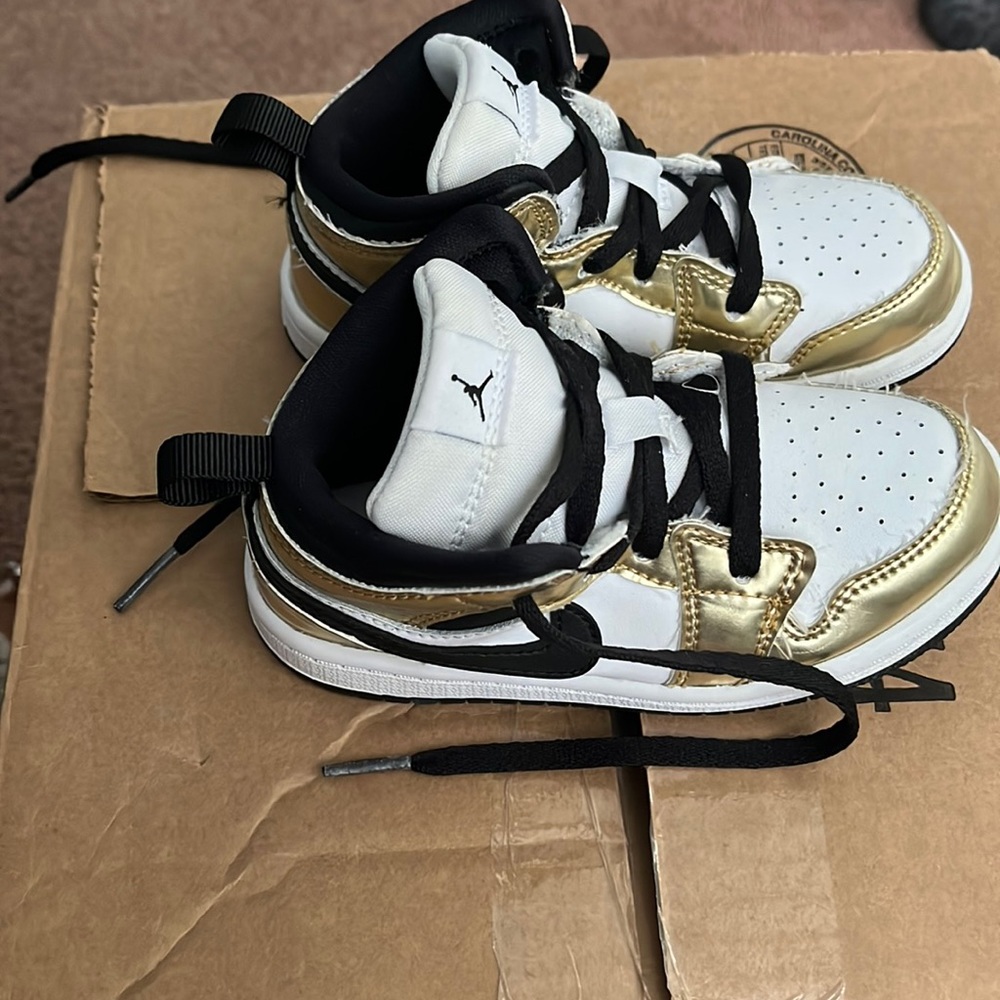 Size 9c The Air Jordan 1 Mid SE GS “Metallic Gold